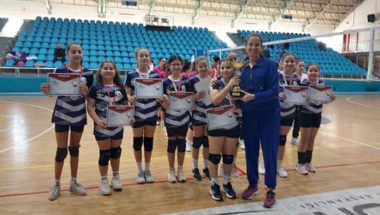 Voleybol Küçük Kızlar’da kupa Keşan’a