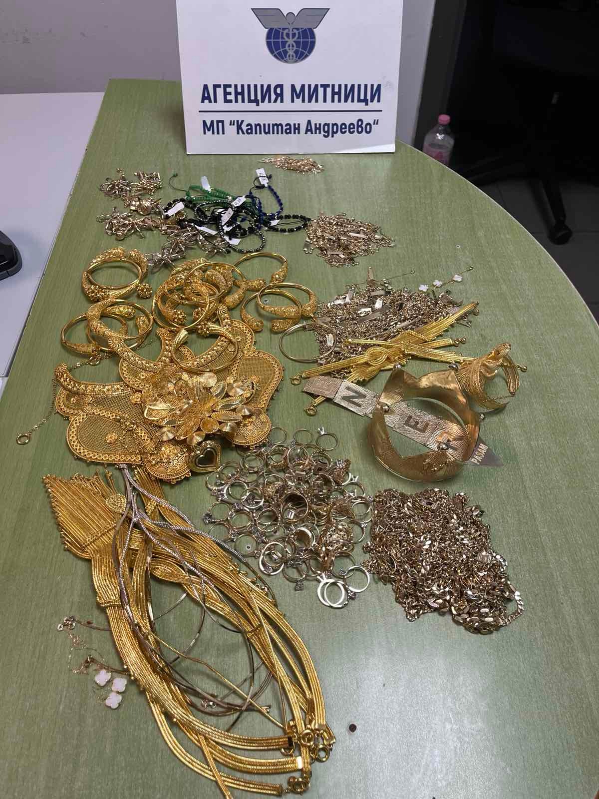 Geçerli görselin alternatif metni yok. Dosya adı: altin.jpg