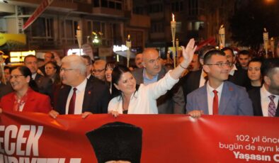 Cumhuriyet coşkusu geceye taşındı