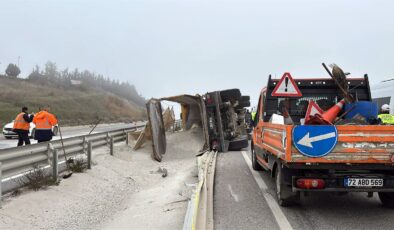 Hafriyat kamyonu devrildi; sürücü yaralı!