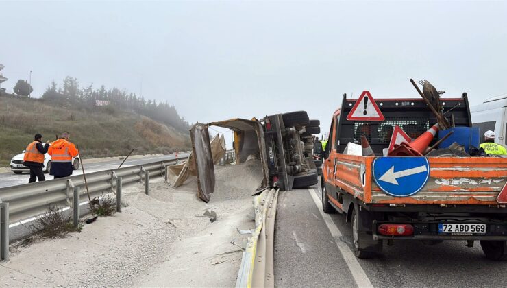 Hafriyat kamyonu devrildi; sürücü yaralı!