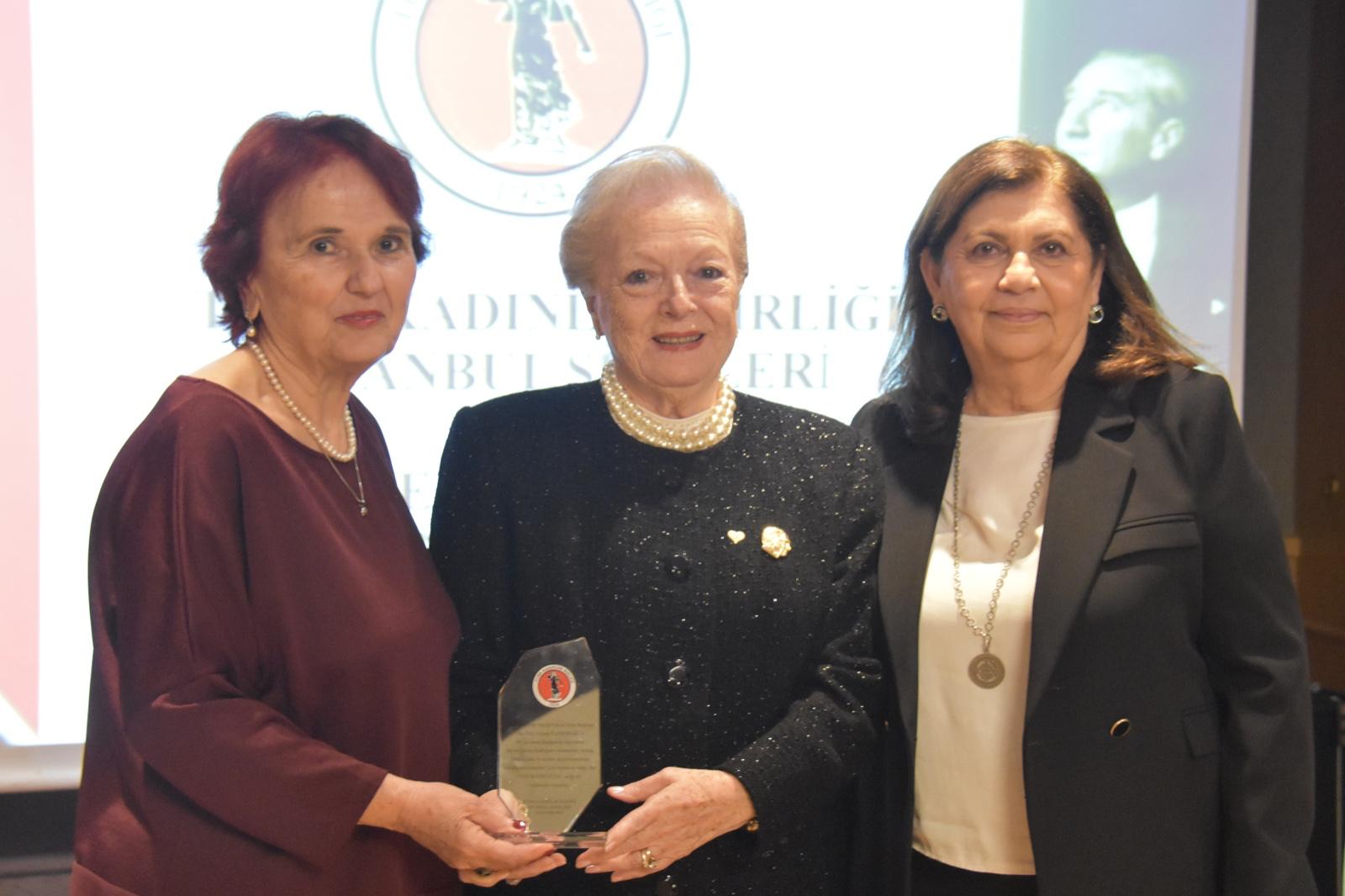 Geçerli görselin alternatif metni yok. Dosya adı: aysen-tamergil.jpg