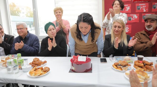 Özel öğrencilerden Gencan’a doğum günü kutlaması