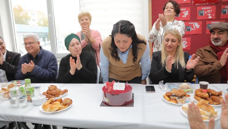 Özel öğrencilerden Gencan’a doğum günü kutlaması