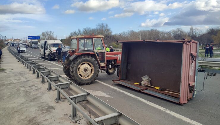 Yolcu midibüsü traktöre çarptı!
