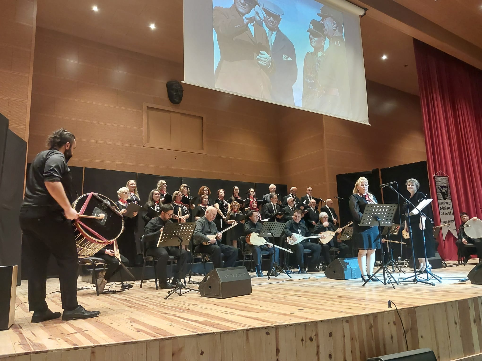 Geçerli görselin alternatif metni yok. Dosya adı: add-konser1.jpg