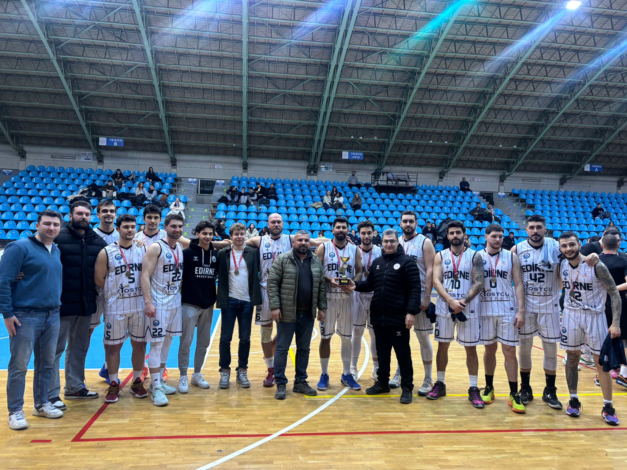 Geçerli görselin alternatif metni yok. Dosya adı: mega-genc-basket.jpg