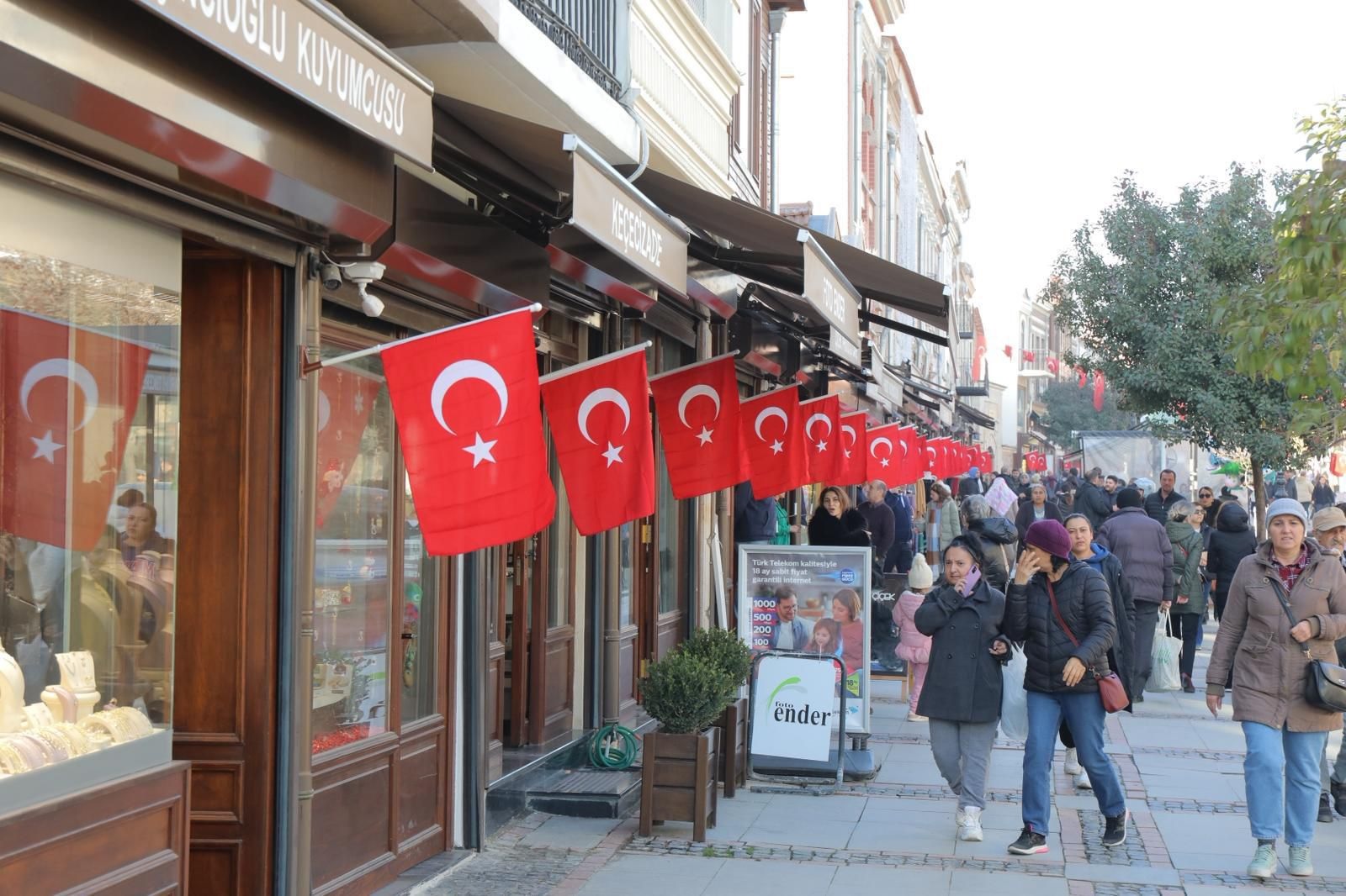 Geçerli görselin alternatif metni yok. Dosya adı: saraclar-bayrak.jpg