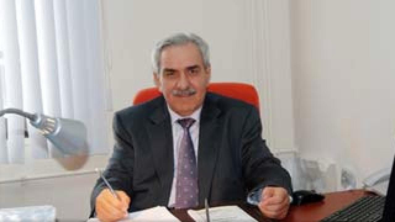 Geçerli görselin alternatif metni yok. Dosya adı: zeki-hos.jpg