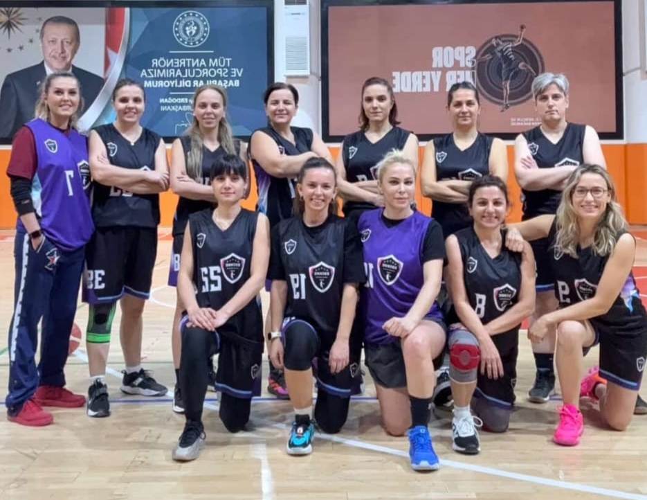 Geçerli görselin alternatif metni yok. Dosya adı: Edirne-Basketbol-Kadin-Veteran-Takimi.jpg