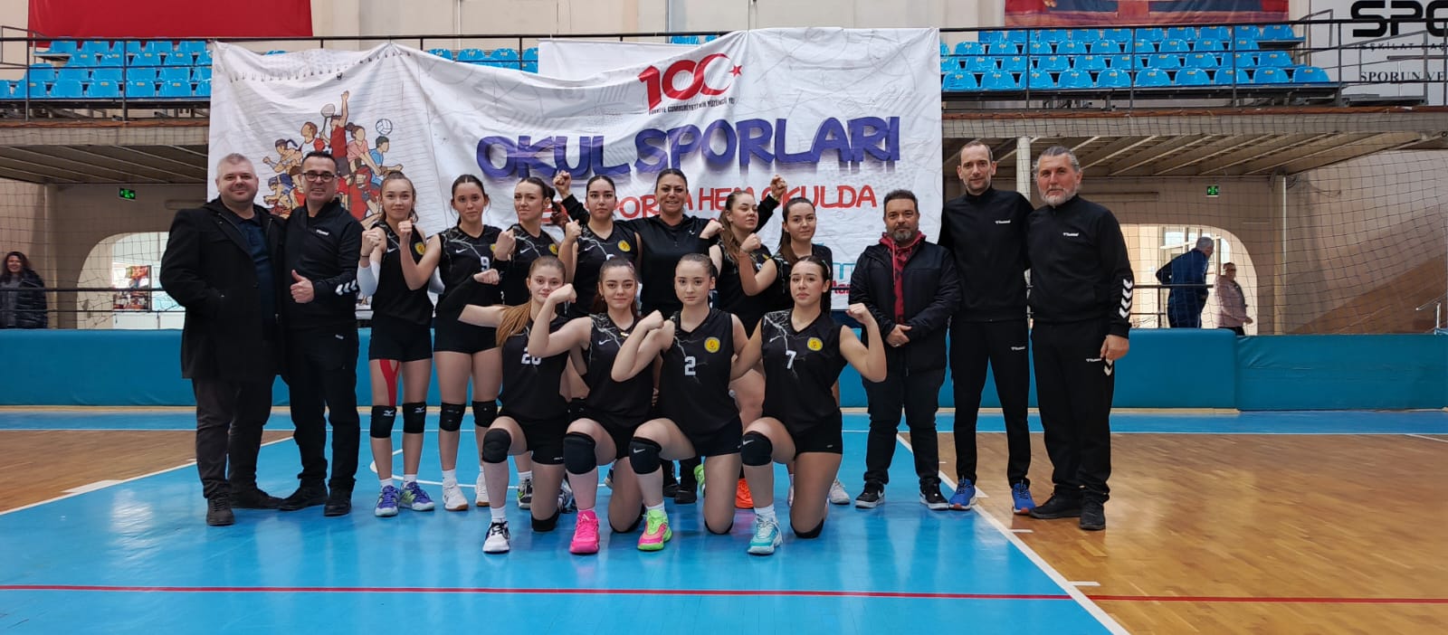 Geçerli görselin alternatif metni yok. Dosya adı: Ilhami-Ertem-Anadolu-Lise-Kiz-Voleybol-Takimi.jpg