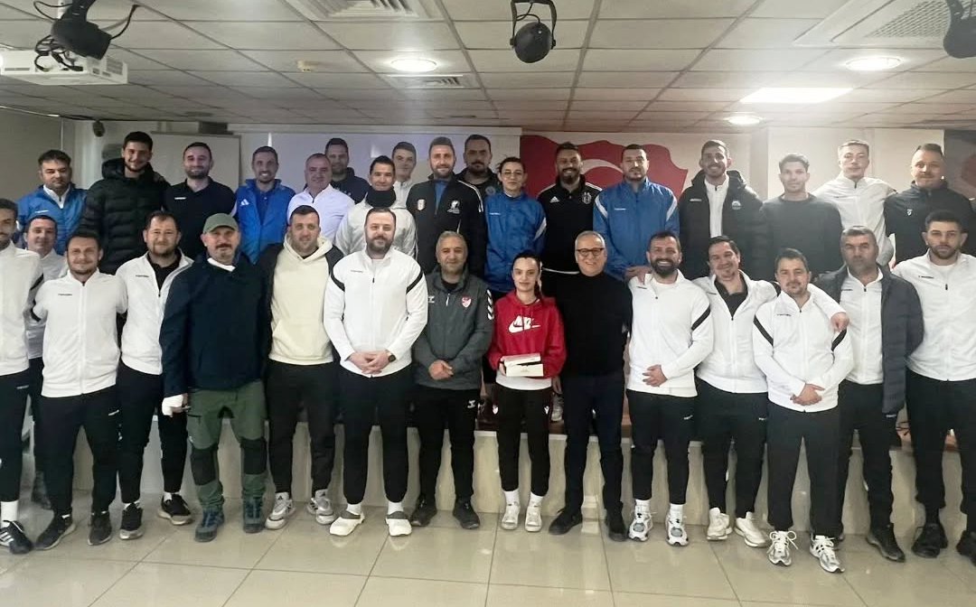 Geçerli görselin alternatif metni yok. Dosya adı: antrenor.jpg