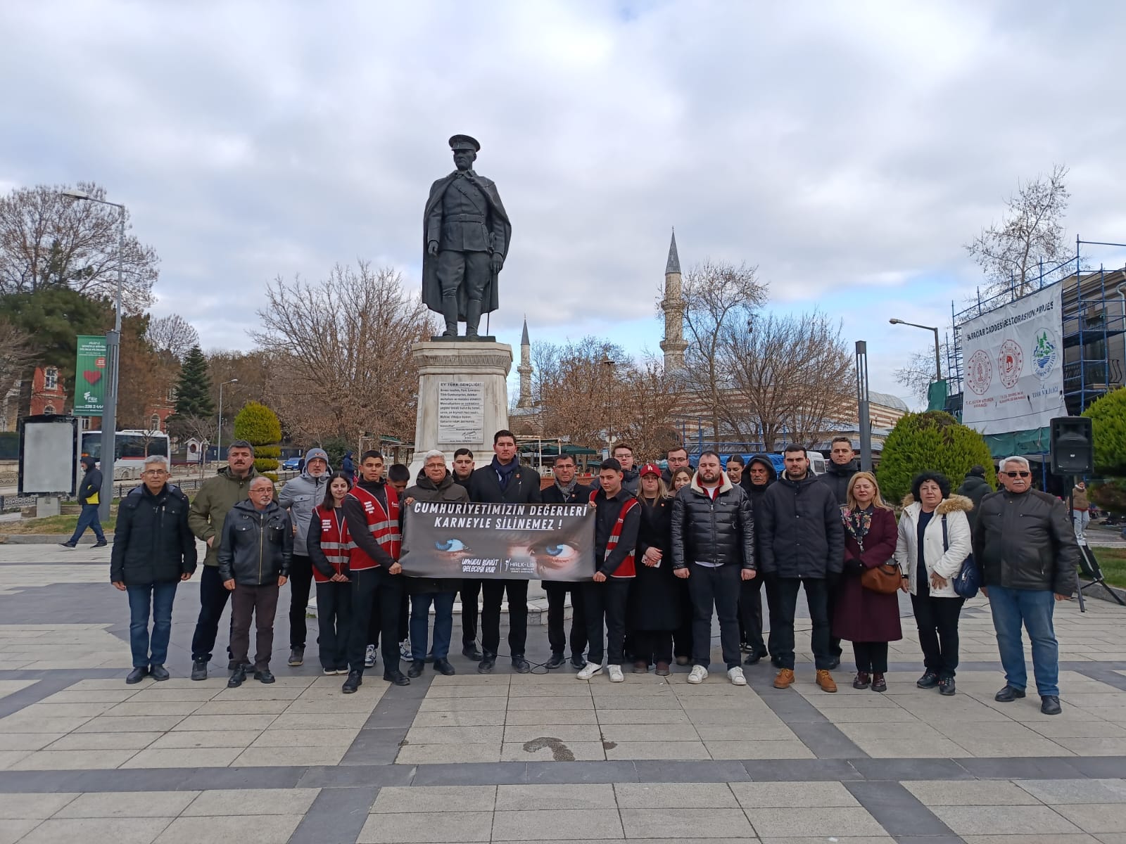 Geçerli görselin alternatif metni yok. Dosya adı: chp-liseliler.jpg