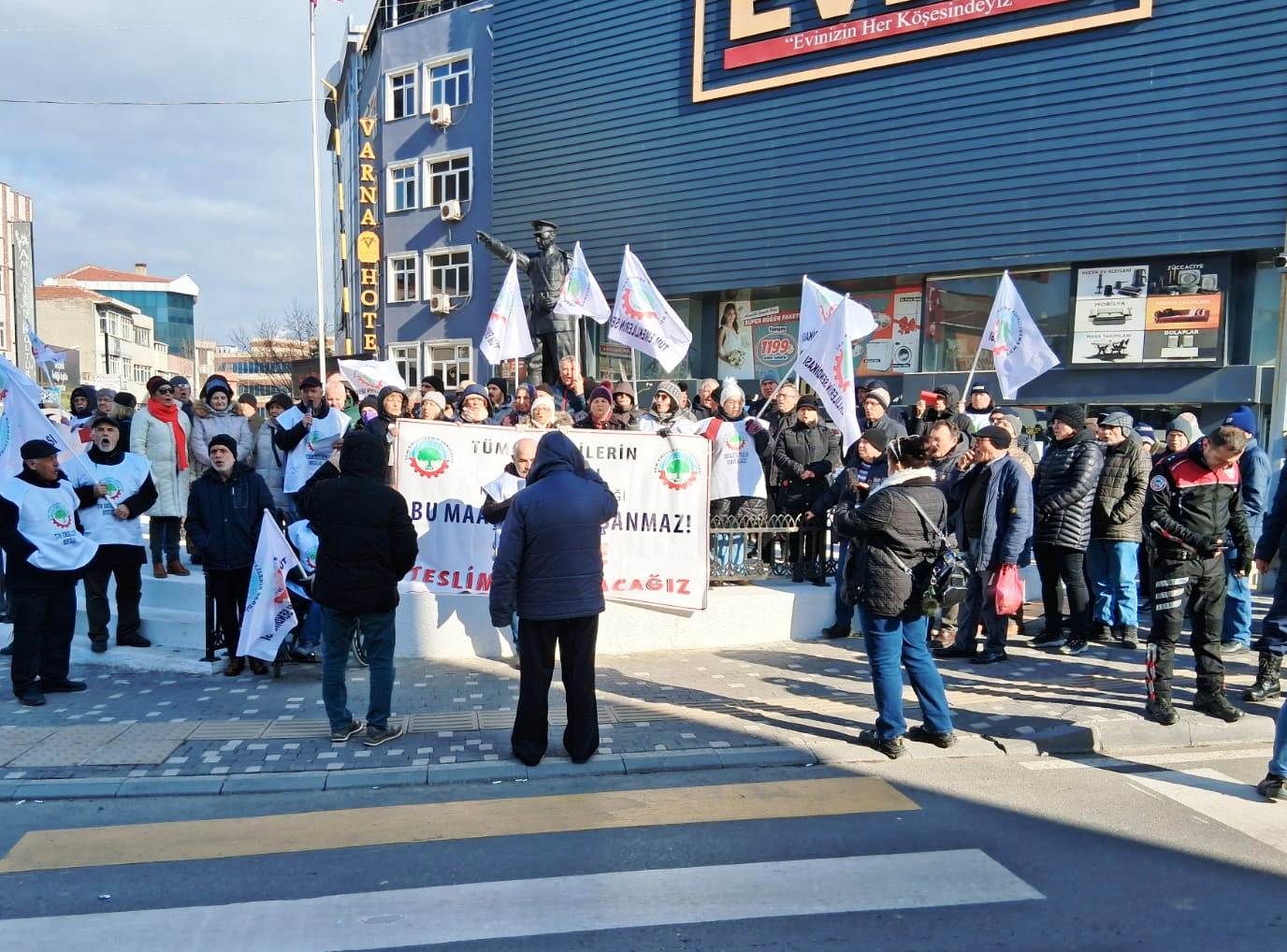 Geçerli görselin alternatif metni yok. Dosya adı: kesan-emekli.jpg