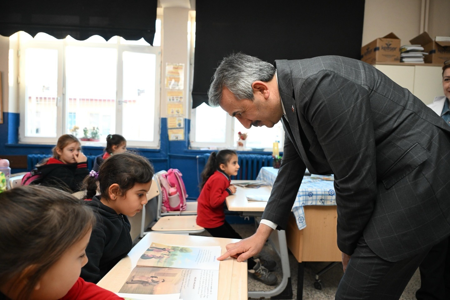 Geçerli görselin alternatif metni yok. Dosya adı: vali-tayakadin.jpg