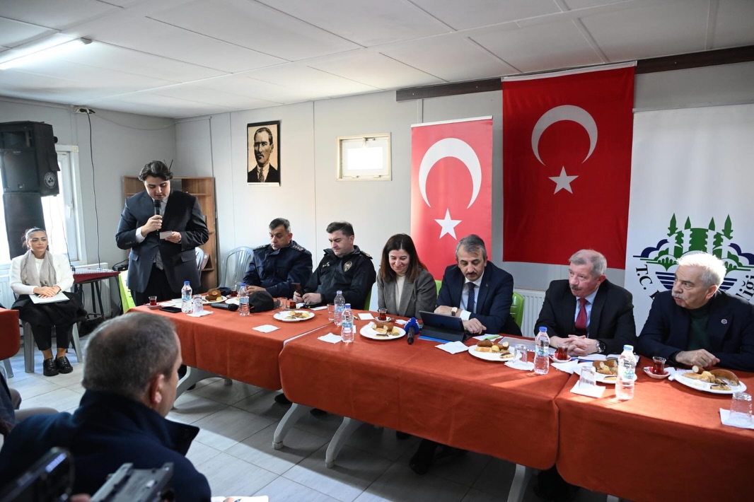 Geçerli görselin alternatif metni yok. Dosya adı: vali4.jpg