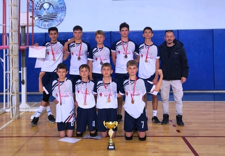 Geçerli görselin alternatif metni yok. Dosya adı: yenice-voleybol.jpg