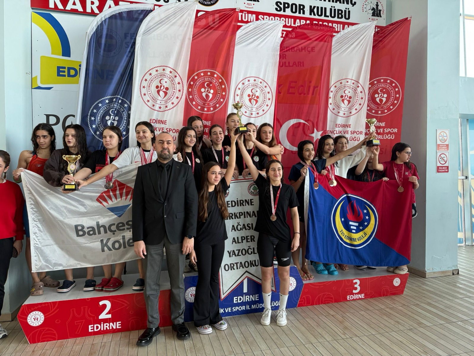 Geçerli görselin alternatif metni yok. Dosya adı: yuzme1-2.jpg