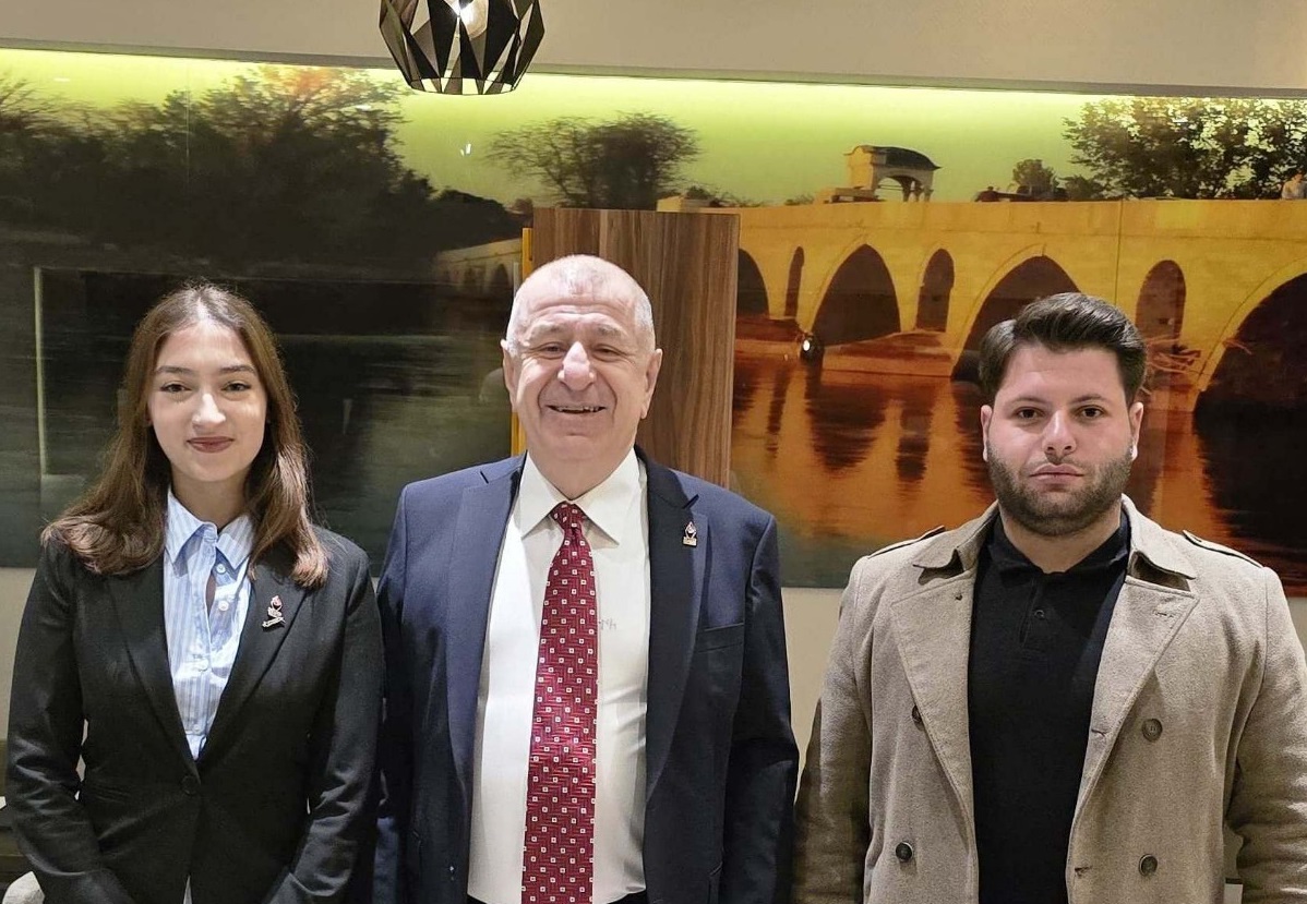 Geçerli görselin alternatif metni yok. Dosya adı: zafer1.jpg