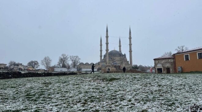 Edirne beyaz örtüye uyandı!