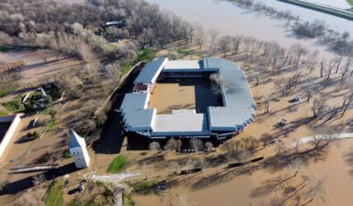 Er meydanı sular altında!