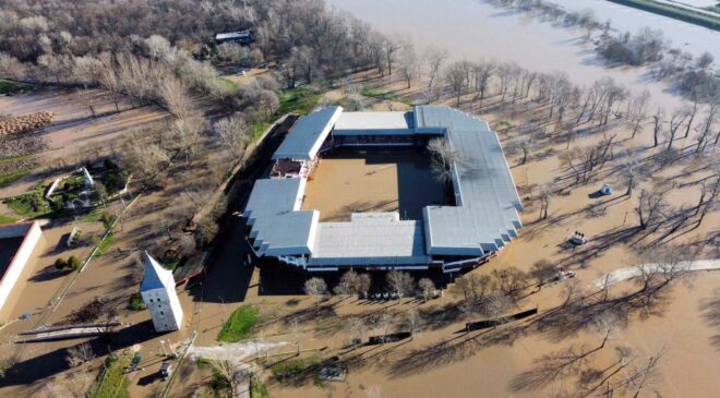 Er meydanı sular altında!