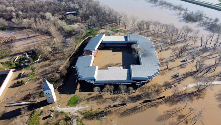 Er meydanı sular altında!