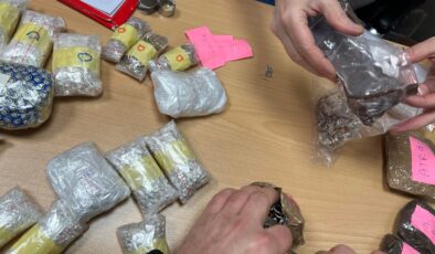 Komşu kapıda yine altın