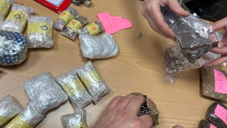 Komşu kapıda yine altın