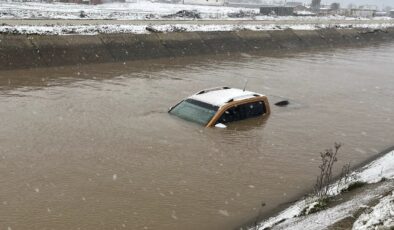 Otomobil kanala uçan sürücü bulundu
