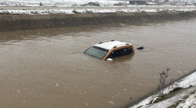 Otomobil kanala uçan sürücü bulundu