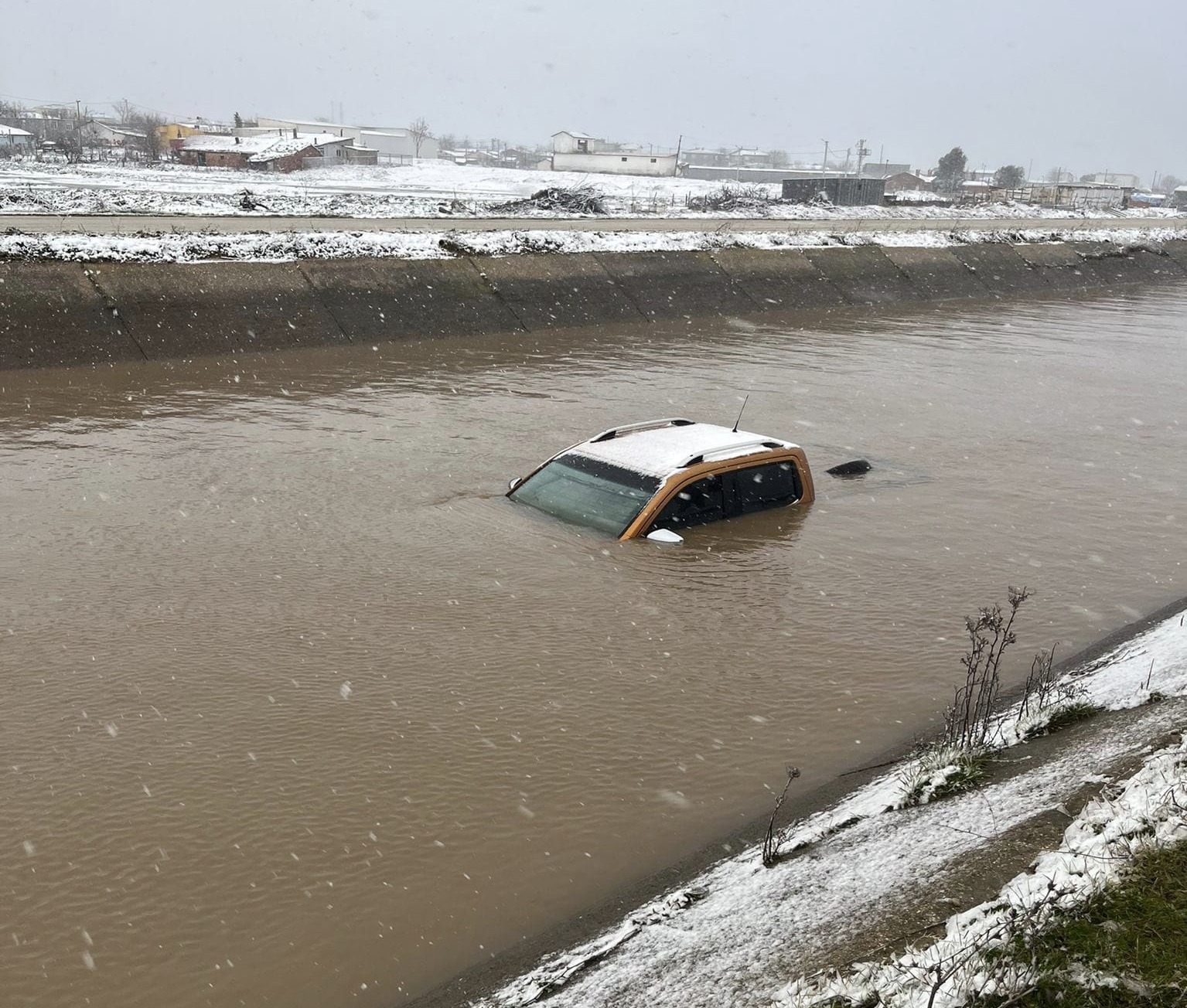 Geçerli görselin alternatif metni yok. Dosya adı: kanal-otomobil-uctu.jpg