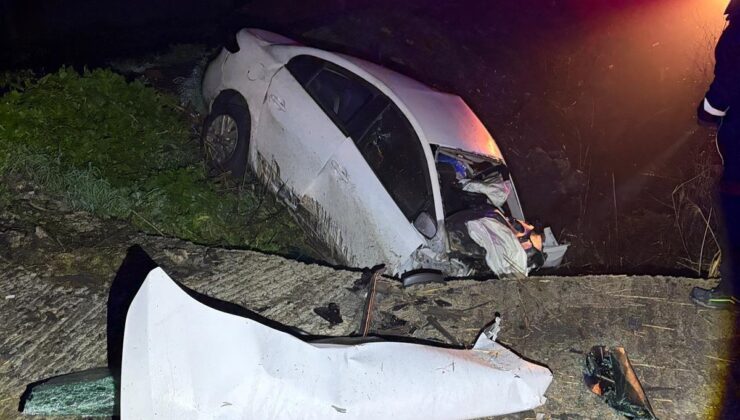 Otomobil şarampole devrildi; 2 ölü