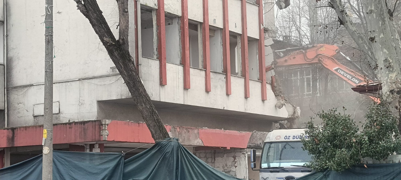 Geçerli görselin alternatif metni yok. Dosya adı: orduevi-yikildi1.jpg