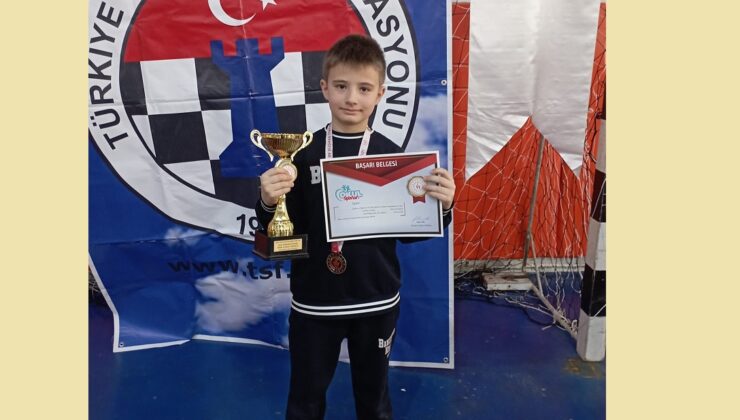 Köyün minik satranç ustası