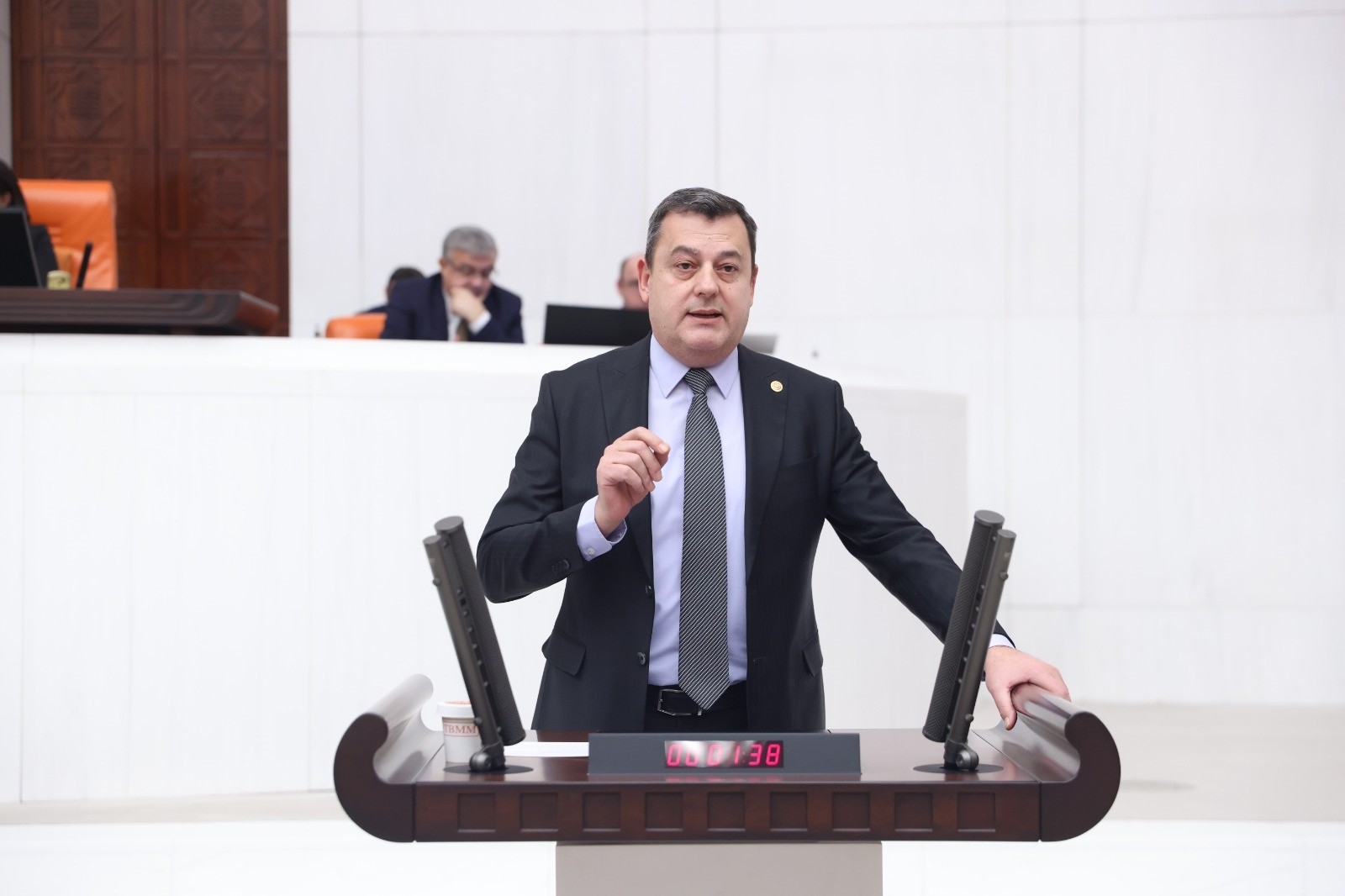 Geçerli görselin alternatif metni yok. Dosya adı: vecdi.jpg