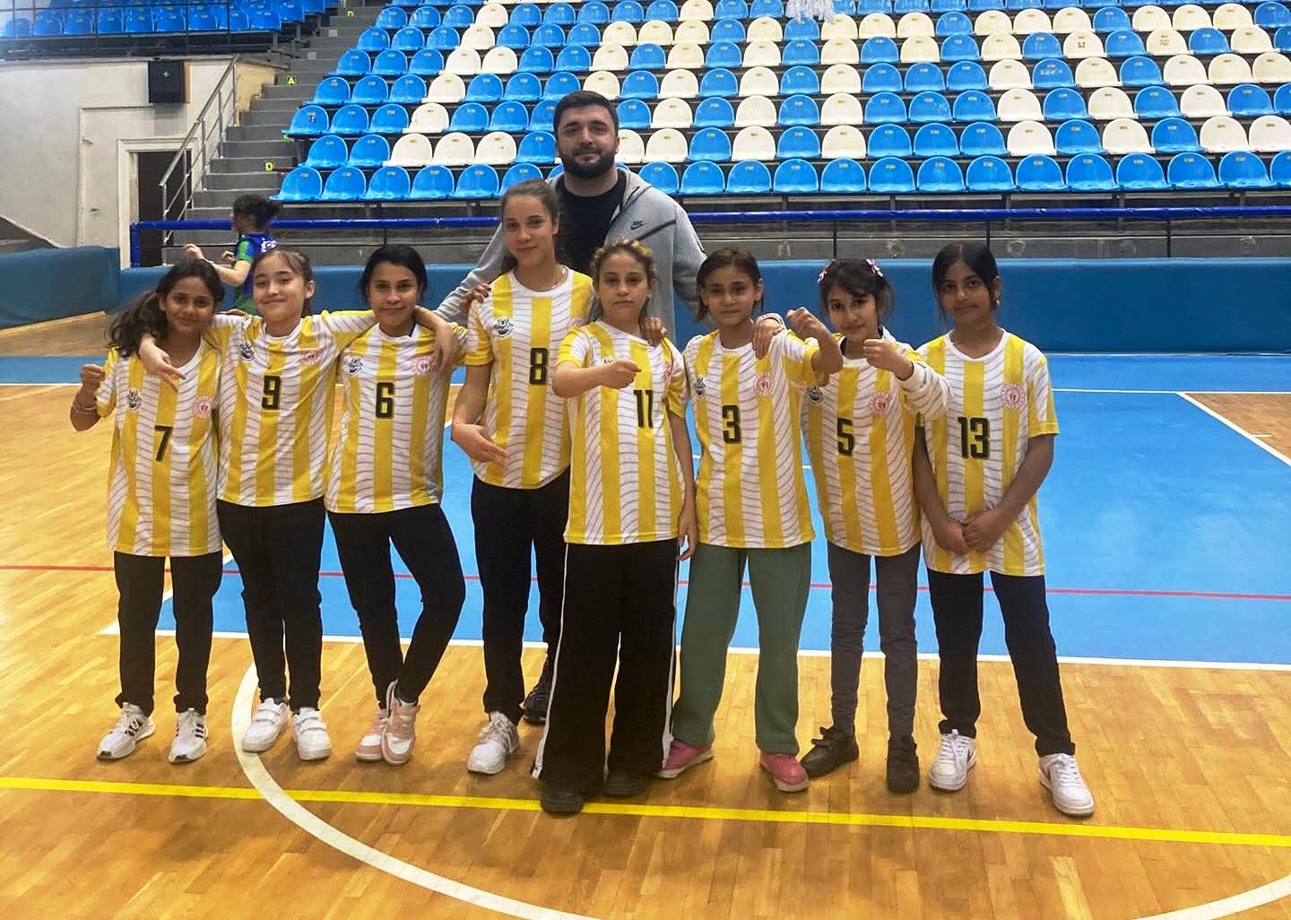 Geçerli görselin alternatif metni yok. Dosya adı: Fevzipasa-Ilkokulu-grup-birincisi.jpg