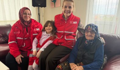 Kızılay’dan Huzurevi’nde çifte kutlama