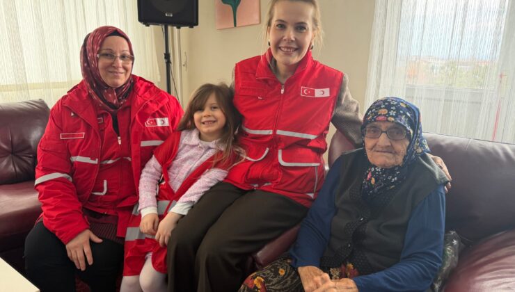 Kızılay’dan Huzurevi’nde çifte kutlama