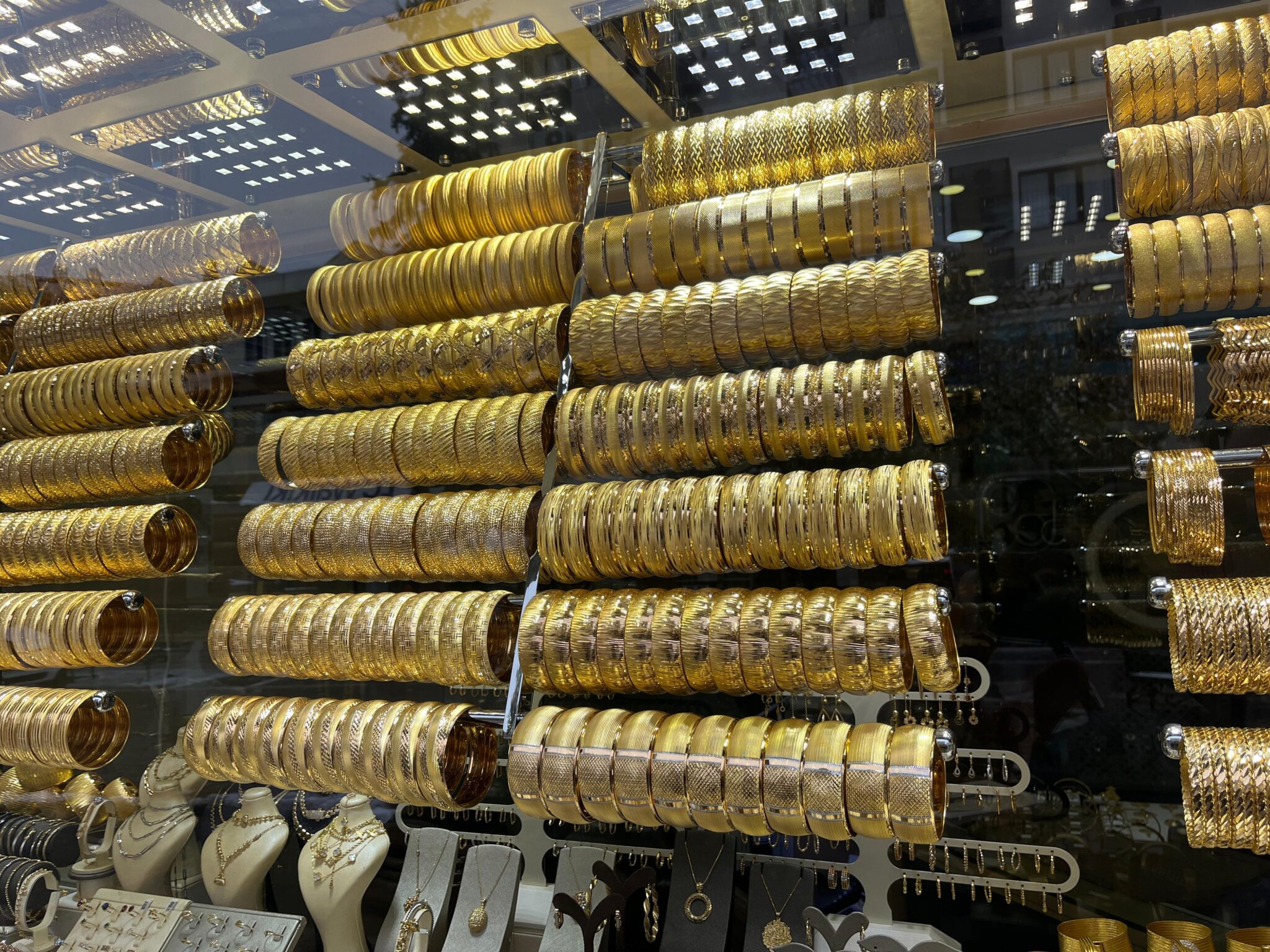 Geçerli görselin alternatif metni yok. Dosya adı: altin2.jpeg