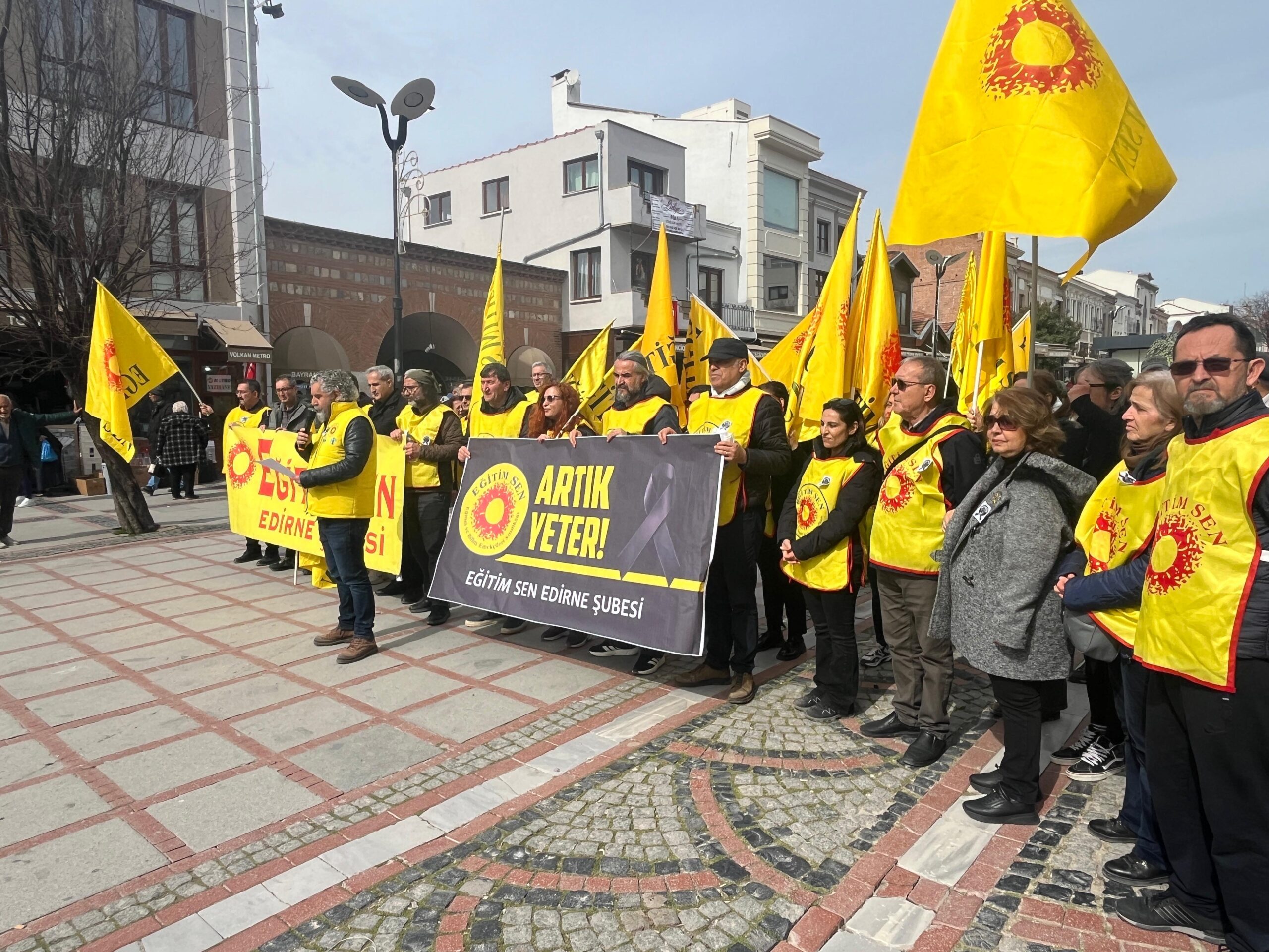 Geçerli görselin alternatif metni yok. Dosya adı: egitimsen2-scaled.jpg