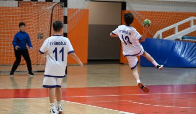 Yeni salonda hentbol heyecanı