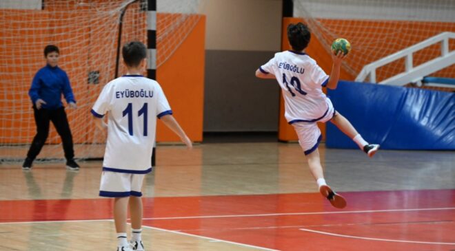 Yeni salonda hentbol heyecanı