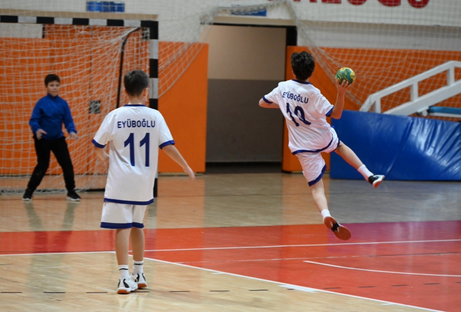 Geçerli görselin alternatif metni yok. Dosya adı: hentbol.jpg