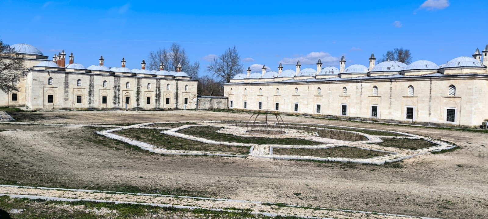 Geçerli görselin alternatif metni yok. Dosya adı: kulliye-bahce-son1.jpg