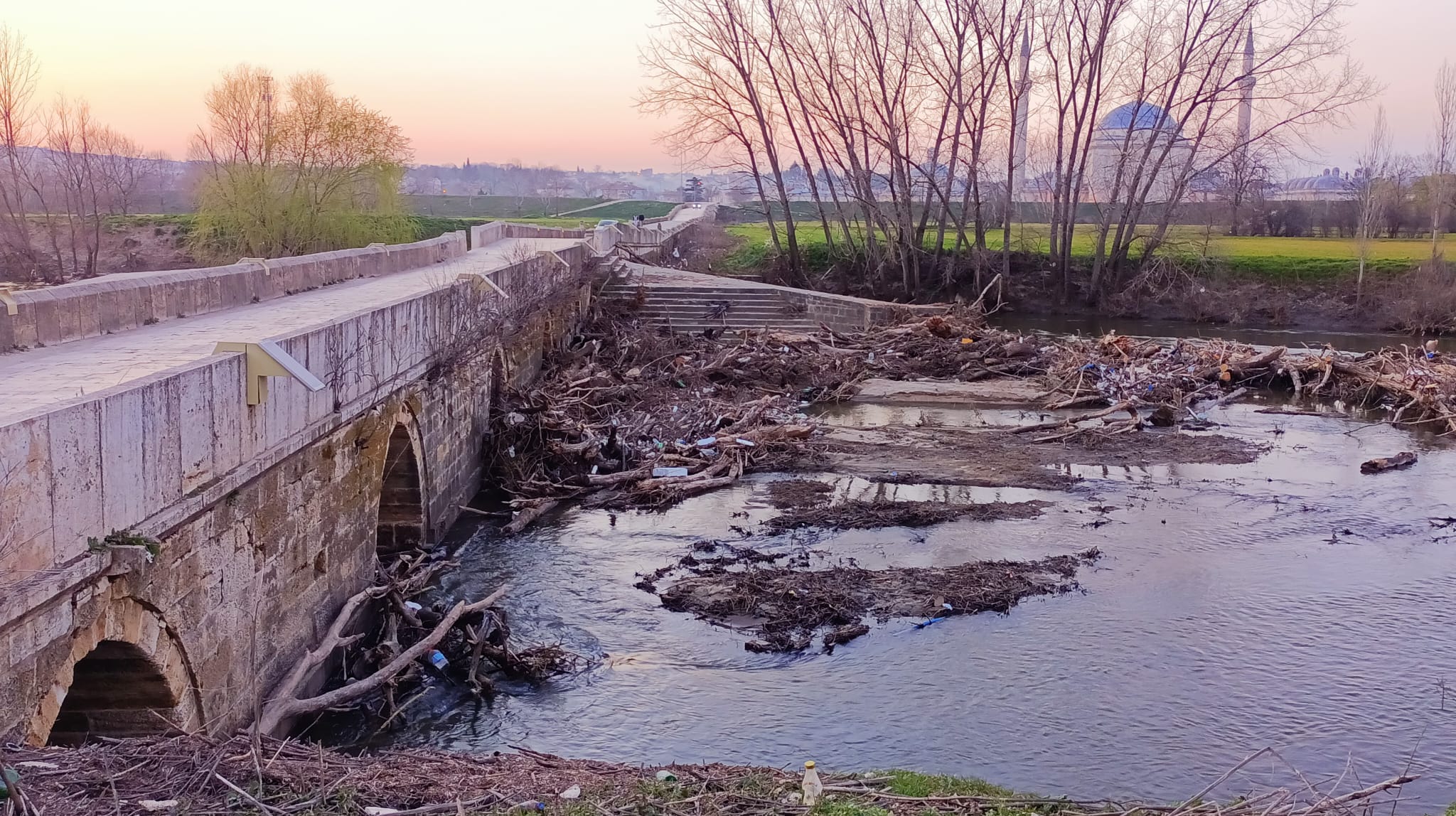 Geçerli görselin alternatif metni yok. Dosya adı: nehir.jpg