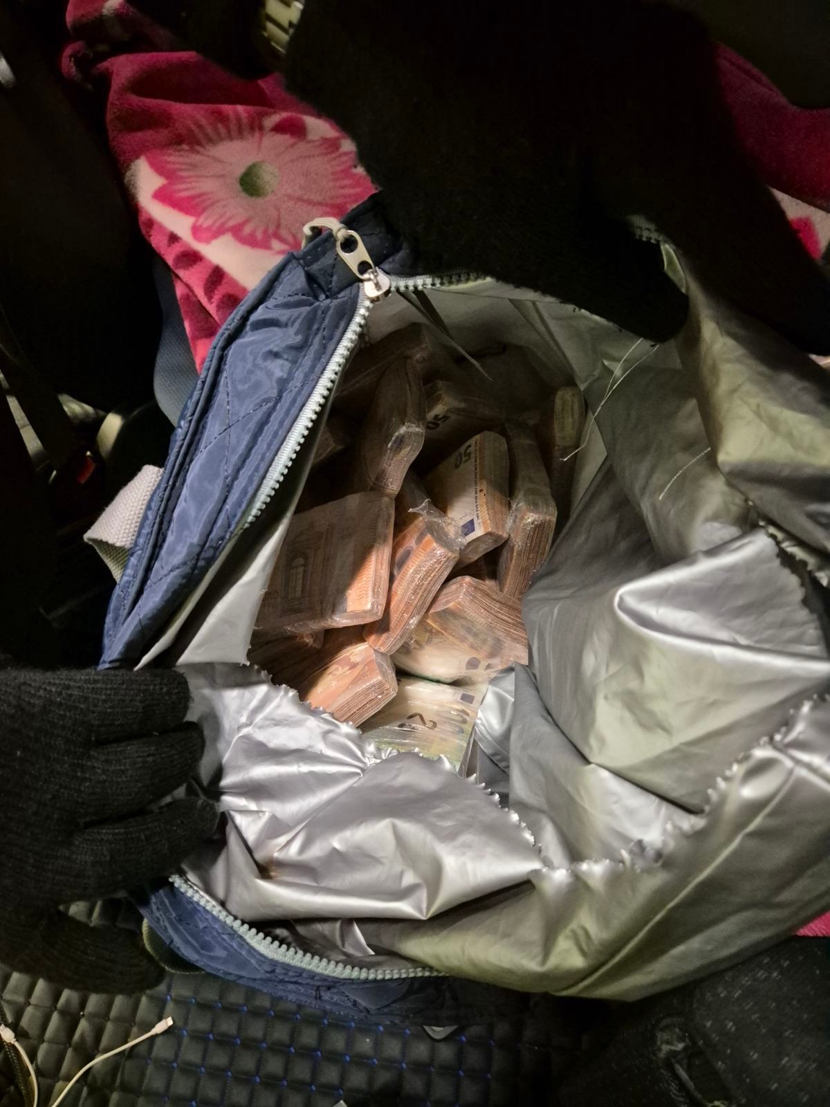 Geçerli görselin alternatif metni yok. Dosya adı: para.jpg