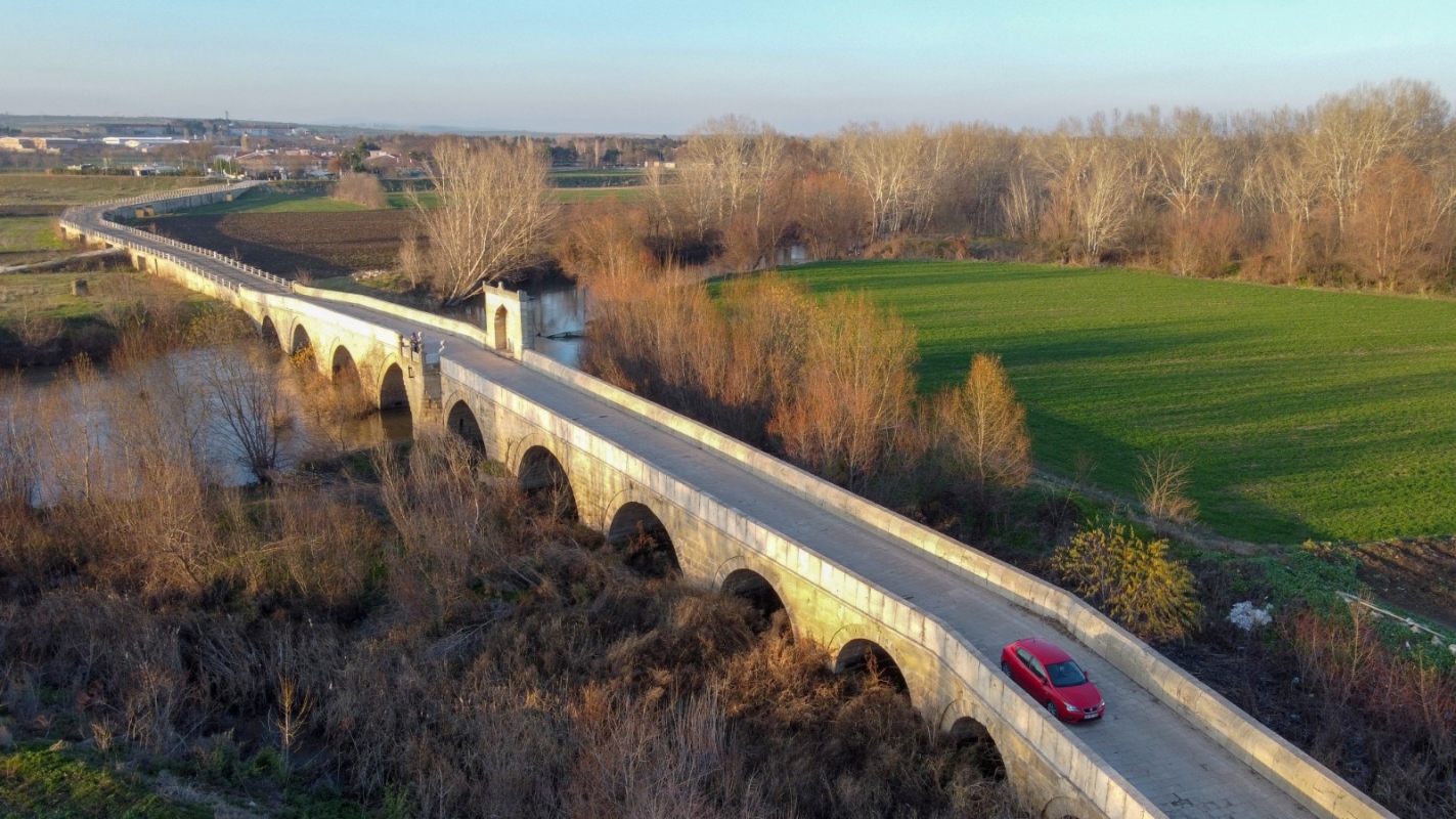 Geçerli görselin alternatif metni yok. Dosya adı: sarachen-koprusu.jpg