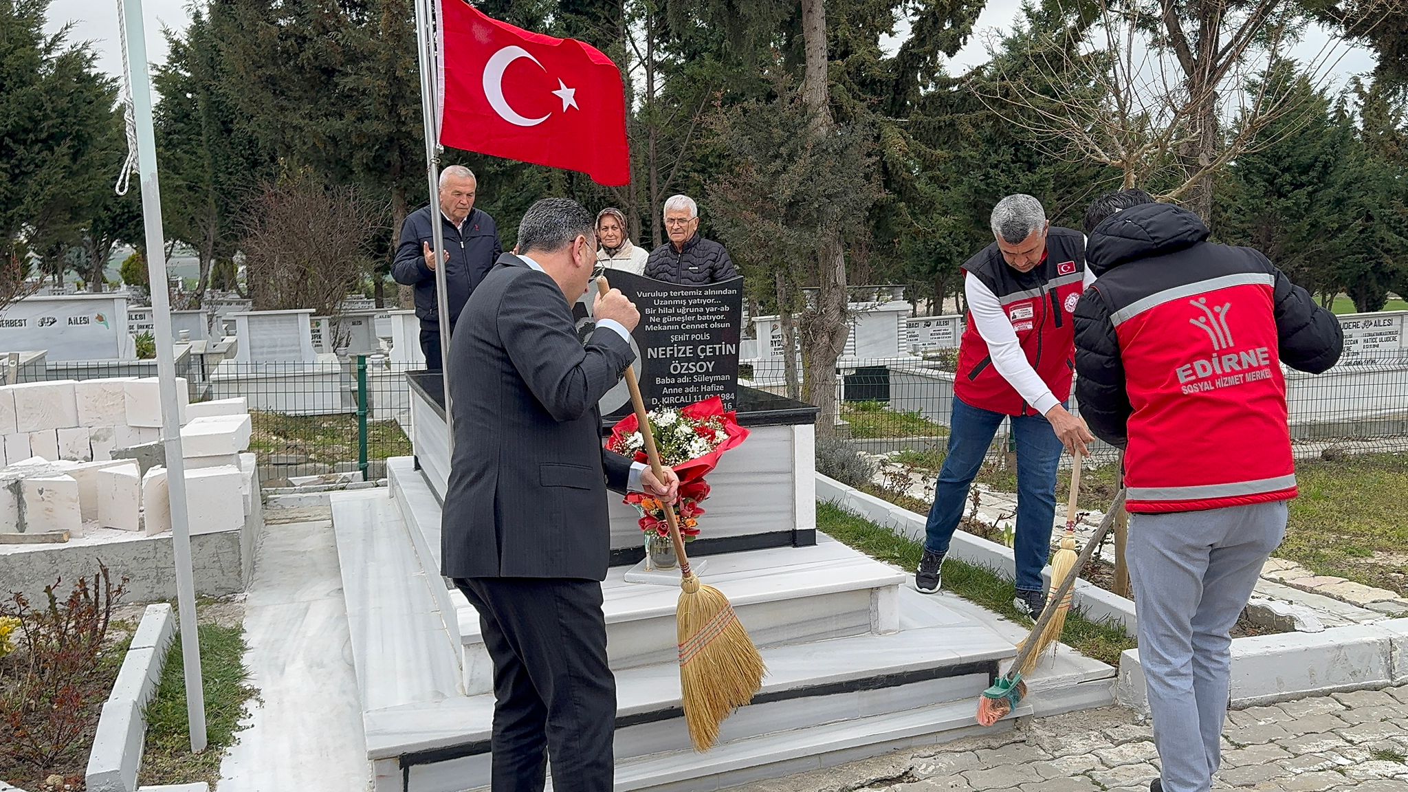 Geçerli görselin alternatif metni yok. Dosya adı: sehitlikler2.jpg