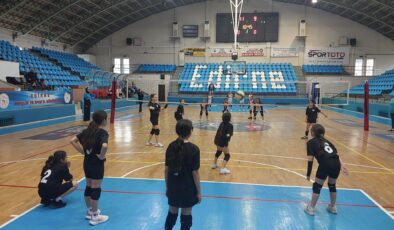 Voleybol Minik Kız İl Birinciliği’nde 4 karşılaşma